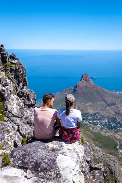 Couple man and woman on top of Table mountain, view from the Table Mountain in Cape Town South Africa, view over ocean and Lions Head from Table Mountain Cape Twon — Stockfoto