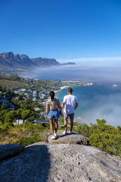从开普敦的岩石观点俯瞰坎普斯湾，俯瞰坎普斯湾，海雾笼罩南非开普敦的海洋 — 图库照片