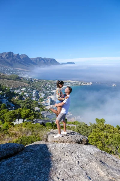 从开普敦的岩石观点俯瞰坎普斯湾，俯瞰坎普斯湾，海雾笼罩南非开普敦的海洋 — 图库照片