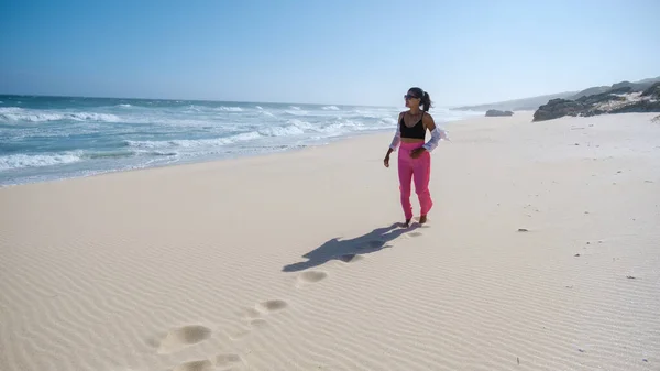 Vrouw wandelen aan het strand De Hoop Natuurreservaat Zuid-Afrika West Kaap, Mooiste strand van Zuid-Afrika met de witte duinen bij het de hoepel natuurreservaat dat deel uitmaakt van de tuinroute — Stockfoto