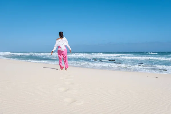 Woman walking at the beach De Hoop Nature reserve South Africa Western Cape, Most beautiful beach of south africa with the white dunes at the de hoop nature reserve which is part of the garden route — Φωτογραφία Αρχείου