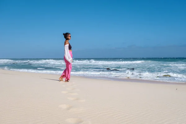 Woman walking at the beach De Hoop Nature reserve South Africa Western Cape, Most beautiful beach of south africa with the white dunes at the de hoop nature reserve which is part of the garden route — Fotografia de Stock