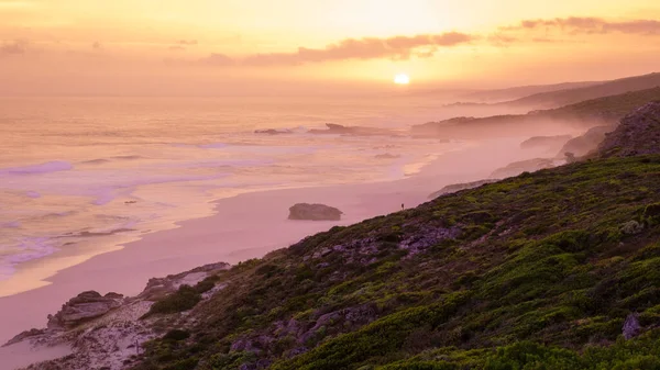 Puesta de sol en la reserva natural De Hoop Sudáfrica Western Cape, la playa más hermosa de Sudáfrica con las dunas blancas en la reserva natural de hoop que es parte de la ruta del jardín —  Fotos de Stock