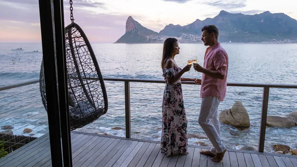 Paar man en vrouw drinken koffie tijdens op balkon zonsopgang op vakantie in Kaapstad Zuid-Afrika — Stockfoto