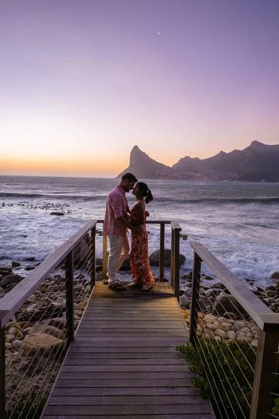 在南非开普敦度假期间，一对男女在阳台日出时喝咖啡 — 图库照片