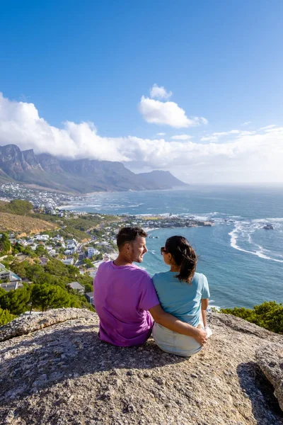 Pohled z pohledu The Rock v Kapském Městě přes Campsbay, pohled na Camps Bay s mlhou nad oceánem v Kapském Městě Jižní Africe — Stock fotografie