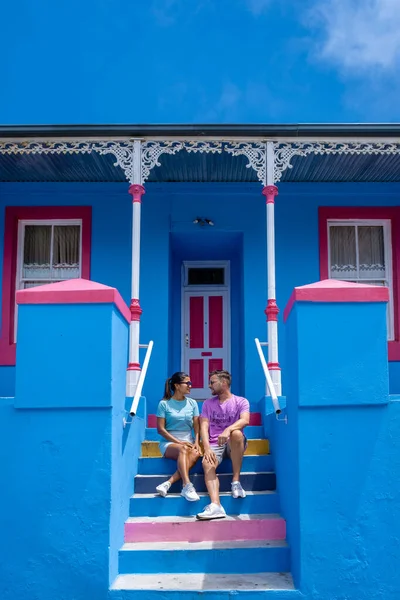 Bo Kaap Township en Ciudad del Cabo, colorida casa en Ciudad del Cabo Sudáfrica, pareja de hombres y mujeres en un viaje por la ciudad en Ciudad del Cabo — Foto de Stock