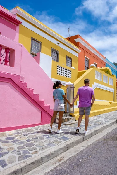 Bo Kaap Township in Cape Town, colorful house in Cape Town South Africa, couple man and woman on a city trip in Cape Town — Stockfoto