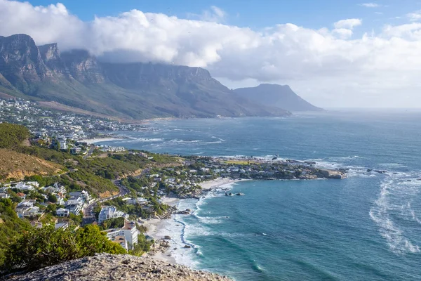 Cape Town 'daki The Rock bakış açısıyla Campsbay' ın üzerinden, Camps Bay 'in üzerinden, Cape Town Güney Afrika' daki okyanusun üzerinden sis ile.