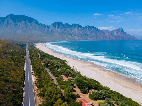 Kogelbay strand Nyugat-Cape Dél-Afrika, Kogelbay Rugged Coast Line látványos hegyekkel — Stock Fotó