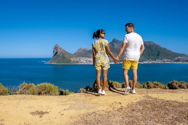 The Chapmans Peak Drive en la península del Cabo cerca de Ciudad del Cabo en Sudáfrica en una tarde soleada y luminosa —  Fotos de Stock