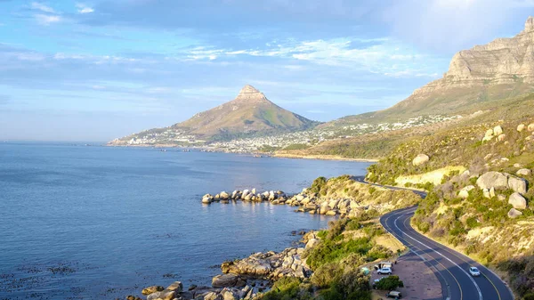 The Chapmans Peak Drive en la península del Cabo cerca de Ciudad del Cabo en Sudáfrica en una tarde soleada y luminosa — Foto de Stock
