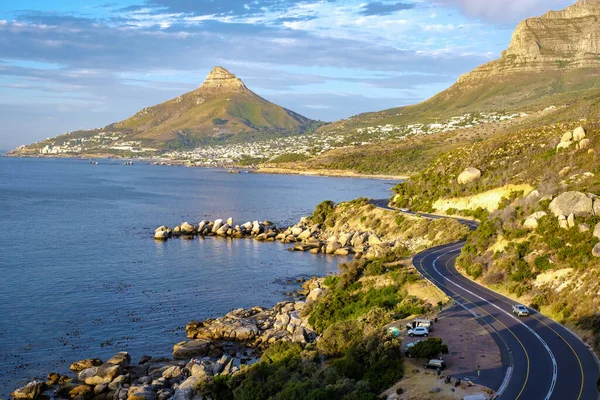 The Chapmans Peak Drive en la península del Cabo cerca de Ciudad del Cabo en Sudáfrica en una tarde soleada y luminosa — Foto de Stock