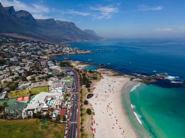 Vista dal punto di vista Rock di Città del Capo su Campsbay, vista su Camps Bay con nebbia sull'oceano — Foto Stock