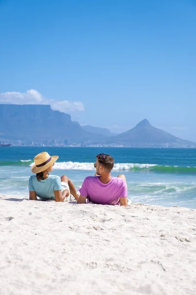 Bloubergstrand Cape Town Νότια Αφρική σε μια φωτεινή καλοκαιρινή μέρα, Blouberg παραλία, με άμμο και μπλε ωκεανό — Φωτογραφία Αρχείου