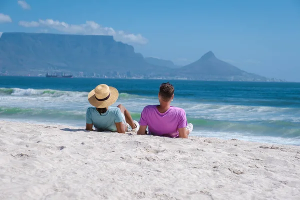 Яркий летний день в Кейптауне ЮАР, пляж Блуберг, песок и голубой океан — стоковое фото