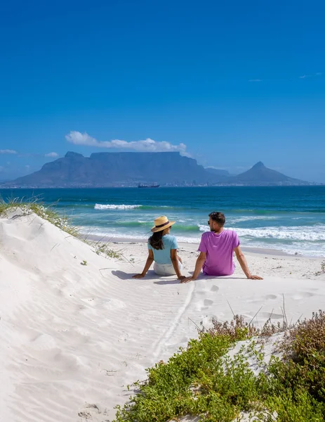 Bloubergstrand Ciudad del Cabo Sudáfrica en un brillante día de verano, la playa de Blouberg, withe arena y el océano azul — Foto de Stock