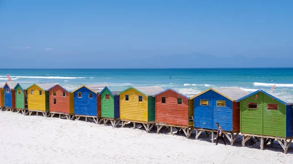 Цветной пляжный дом на пляже Муизенберг Кейптаун, пляжный шлягер, Муизенберг, Кейптаун, Фальс-Бей, Южная Африка — стоковое фото