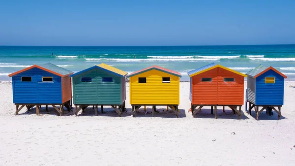 Muizenberg sahil kasabasındaki renkli sahil evi, sahil kulübeleri, Muizenberg, Cape Town, False Bay, Güney Afrika