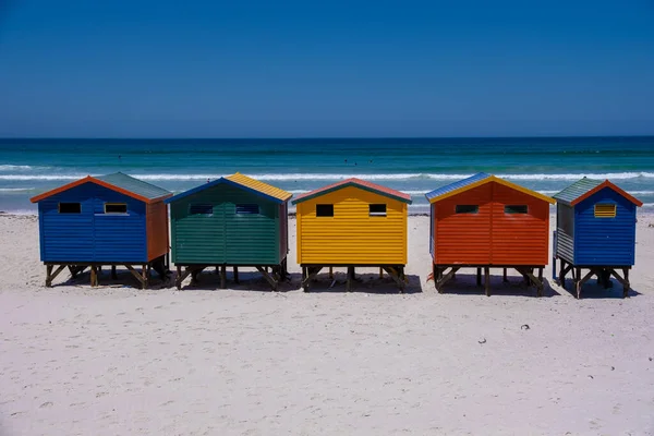 Colorida casa de playa en la playa de Muizenberg Ciudad del Cabo, cabañas de playa, Muizenberg, Ciudad del Cabo, False Bay, Sudáfrica — Foto de Stock