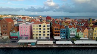 Curacao, Hollanda Antilleri Willemstad, Karayipler şehir merkezindeki renkli binaların manzarası