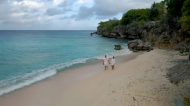 Playa Kalki Curacao Karayip Denizi 'ndeki tropikal ada, Playa Kalki plajı üzerindeki havadan manzara Curacao Karayipleri' nin batı yakasında Hollanda Antilleri