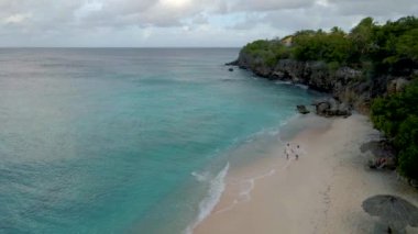 Playa Kalki Curacao Karayip Denizi 'ndeki tropikal ada, Playa Kalki plajı üzerindeki havadan manzara Curacao Karayipleri' nin batı yakasında Hollanda Antilleri