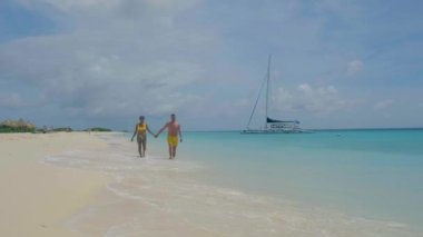 Küçük Curacao Adası, gündüz gezileriyle ve beyaz plajlarda yüzerek turlarla ve mavi berrak okyanusta, Karayip Denizi 'ndeki Klein Curacao Adası' nda