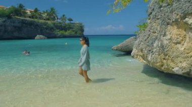 Playa Lagun Plajı Cliff Curacao, Lagun Sahili Curacao Karayipler 'de küçük bir ada, tatilde olan orta yaşlı bir kadın Curacao plajı ziyaret ediyor.