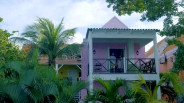 Curacao, Hollanda Antilleri Willemstad şehir merkezindeki renkli binaların manzarası Curacao Karayipleri, Pietermaai 'deki renkli ve restore edilmiş koloni binaları 
