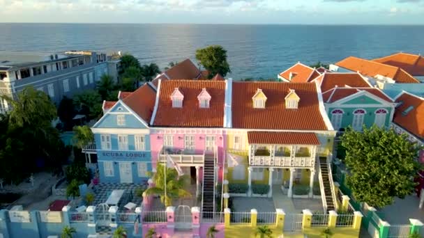 Curaçao, Antilhas Holandesas Vista de edifícios coloridos do centro da cidade Willemstad Curaçao Caribe, edifícios coloniais coloridos restaurados em Pietermaai — Vídeo de Stock