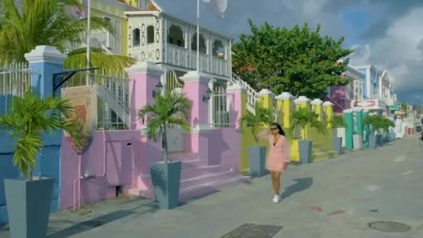 Curacao, Nederlandse Antillen Uitzicht op kleurrijke gebouwen van het centrum van Willemstad Curacao Caribisch gebied, Kleurrijke gerestaureerde koloniale gebouwen in Pietermaai — Stockvideo
