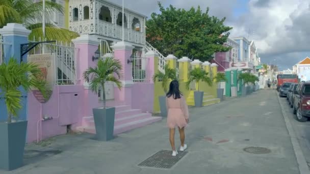 Curaçao, Antilhas Holandesas Vista de edifícios coloridos do centro da cidade Willemstad Curaçao Caribe, edifícios coloniais coloridos restaurados em Pietermaai — Vídeo de Stock