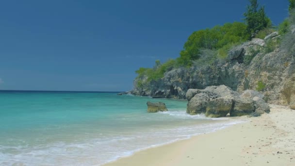 Вид на білий пляж Grote Knip, Curacao, Нідерланди з блакитним океаном Куракао Карибський острів — стокове відео