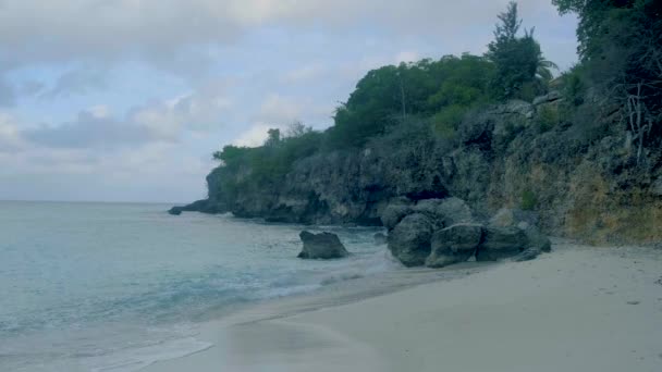 Kilátás a fehér strand Grote Knip, Curacao, Hollandia egy kék óceán Curacao Karib-sziget — Stock videók