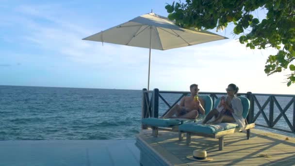 Pihentető nyári strand, napozóterasz és saját medence pálmafákkal a strand közelében és panorámás kilátás a tengerre luxus ház Curacao — Stock videók
