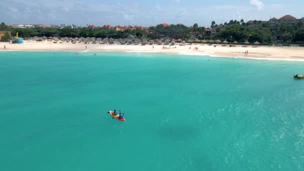 Coppia Kayak nell'Oceano in Vacanza Aruba Mar dei Caraibi, uomo e donna Kayak di mezza età in acqua di clrea blu oceano — Video Stock