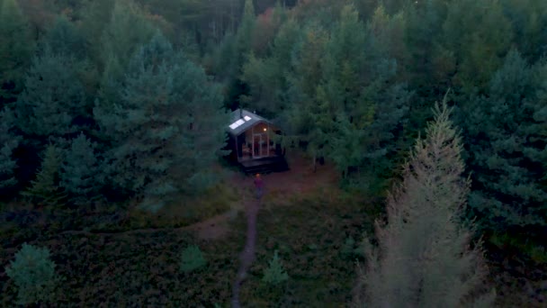 Cabana de madeira na floresta de outono nos Países Baixos, cabine fora da grade, cabine de madeira circundada por árvores de queda amarelas e vermelhas coloridas — Vídeo de Stock