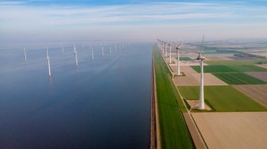 Dev yel değirmeni türbinleri, okyanus açıklarındaki yel değirmeni çiftliği, Westermeerwind parkı, deniz kenarında izole edilmiş yel değirmenleri Hollanda Flevoland Noordoostpolder