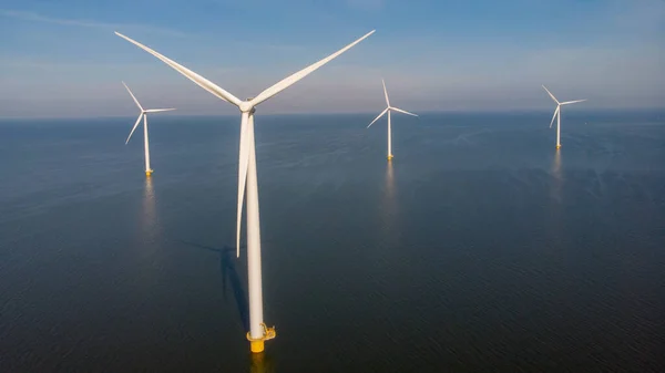 Obrovské větrné turbíny, Větrná mlýnská farma v oceánu Westermeerwind park, větrné mlýny izolované na moři za krásného jasného dne Nizozemsko Flevoland Noordoostpolder — Stock fotografie