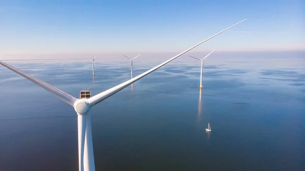Ogromne turbiny wiatrowe, Morska farma wiatraków w oceanie Westermeerwind park, wiatraki odizolowane na morzu w piękny jasny dzień Holandia Flevoland Noordoostpolder — Zdjęcie stockowe