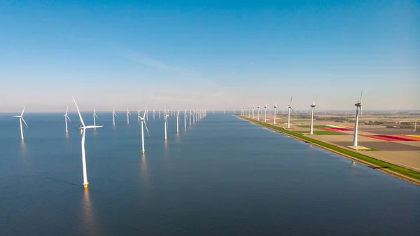 Огромные ветряные мельницы, оффшорная ветряная мельница в океане Westermeerwind park, ветряные мельницы изолированы в море в прекрасный светлый день Нидерланды Flevoland Noordoostpolder — стоковое фото