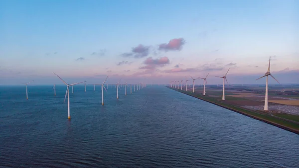 Obrovské větrné turbíny, Větrná mlýnská farma v oceánu Westermeerwind park, větrné mlýny izolované na moři za krásného jasného dne Nizozemsko Flevoland Noordoostpolder — Stock fotografie