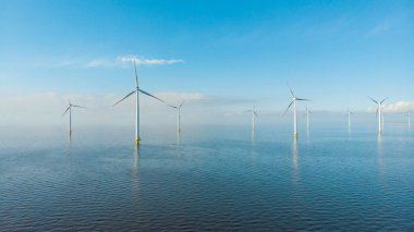 Dev yel değirmeni türbinleri, okyanus açıklarındaki yel değirmeni çiftliği, Westermeerwind parkı, deniz kenarında izole edilmiş yel değirmenleri Hollanda Flevoland Noordoostpolder