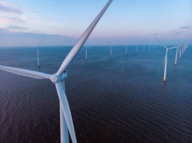 Dev yel değirmeni türbinleri, okyanus açıklarındaki yel değirmeni çiftliği, Westermeerwind parkı, deniz kenarında izole edilmiş yel değirmenleri Hollanda Flevoland Noordoostpolder