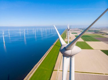 Dev yel değirmeni türbinleri, okyanus açıklarındaki yel değirmeni çiftliği, Westermeerwind parkı, deniz kenarında izole edilmiş yel değirmenleri Hollanda Flevoland Noordoostpolder