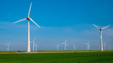 Dev yel değirmeni türbinleri, okyanus açıklarındaki yel değirmeni çiftliği, Westermeerwind parkı, deniz kenarında izole edilmiş yel değirmenleri Hollanda Flevoland Noordoostpolder