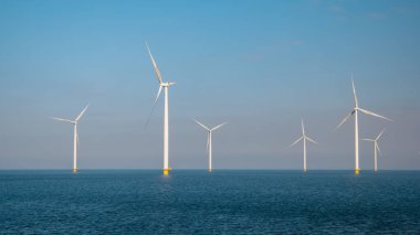 Dev yel değirmeni türbinleri, okyanus açıklarındaki yel değirmeni çiftliği, Westermeerwind parkı, deniz kenarında izole edilmiş yel değirmenleri Hollanda Flevoland Noordoostpolder