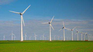 Dev yel değirmeni türbinleri, okyanus açıklarındaki yel değirmeni çiftliği, Westermeerwind parkı, deniz kenarında izole edilmiş yel değirmenleri Hollanda Flevoland Noordoostpolder
