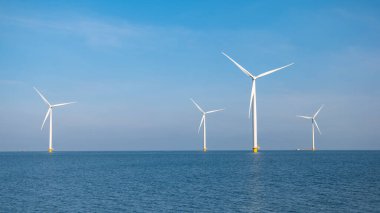 Dev yel değirmeni türbinleri, okyanus açıklarındaki yel değirmeni çiftliği, Westermeerwind parkı, deniz kenarında izole edilmiş yel değirmenleri Hollanda Flevoland Noordoostpolder